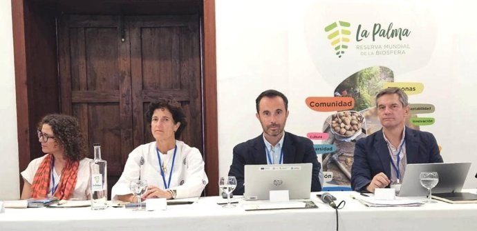 En la foto, el director general de Custodia del Territorio y Prevención de Incendios, David Villar, que ha participado hoy en la reunión del organismo, celebrada en La Palma (segundo por la derecha).