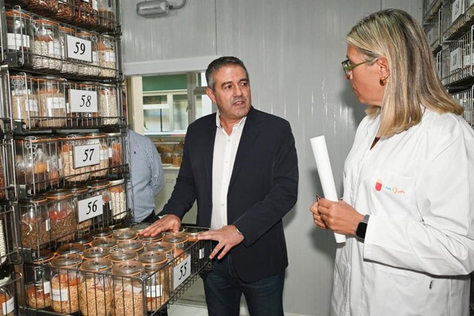El consejero Joaquín Buendía durante su visita al Banco de Germoplasma del Imida, que custodia cerca de 10.000 variedades vegetales destinadas a preservar la biodiversidad agrícola de la Región de Murcia