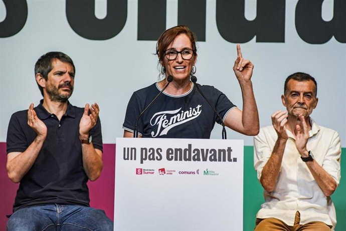 Archivo - (I-D) El ministro de Cultura, Ernest Urtasun, la ministra de Sanidad, Mónica García, el coordinador federal de IU Antonio Maíllo, durante un acto de los Comuns, Más Madrid, IU y Sumar, a 30 de mayo de 2026, en Barcelona, Catalunya (España).
