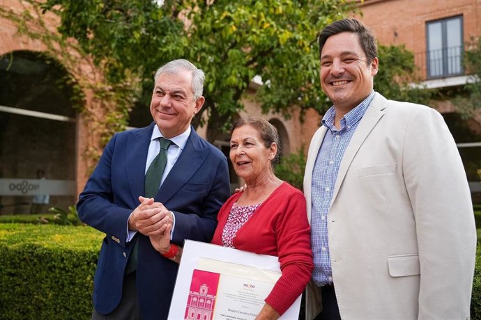 Imagen del alcalde de Sevilla, José Luis Sanz, junto al delegado de Barrios y Colectivos de Atención Preferente, Derechos Sociales, Empleo, Familia, Igualdad y Asociaciones, José Luis García.