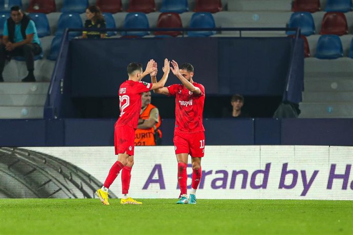 Archivo - Sagiv Jehezkel, del Hapoel, celebra un gol junto a sus compañeros durante el partido de fútbol de la UEFA Conference League disputado entre el Villarreal CF y el Hapoel Beer-Sheva en el estadio Ciutat de València, el 27 de octubre de 2022, en Va