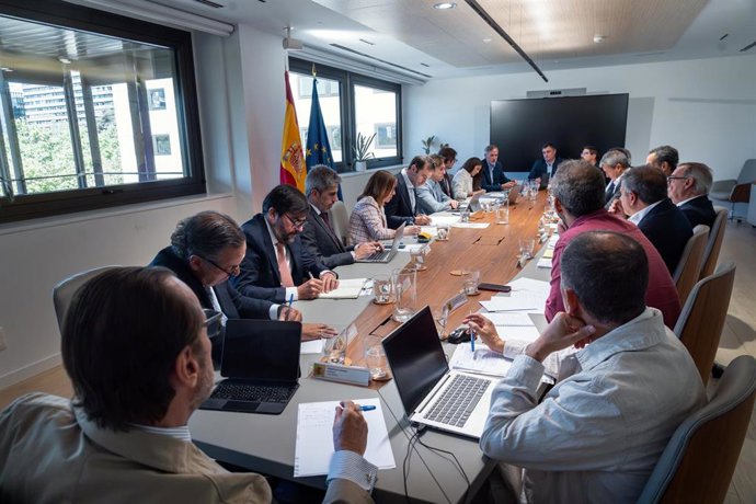 Reunión de las patronales de transportistas y de distribución con el ministro de Economía, Comercio y Empresa, Carlos Cuerpo