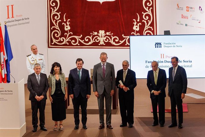 El premiado junto al Rey Felipe VI, el presidente de la Junta, la ministra de Igualdad y el duque de Soria entre otros.