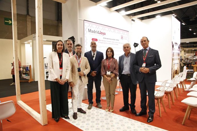 Representantes institucionales en el estand del Ayuntamiento de Córdoba y del Instituto Municipal de Desarrollo Económico y Empleo (Imdeec) en el segundo día de Madrid Joya.