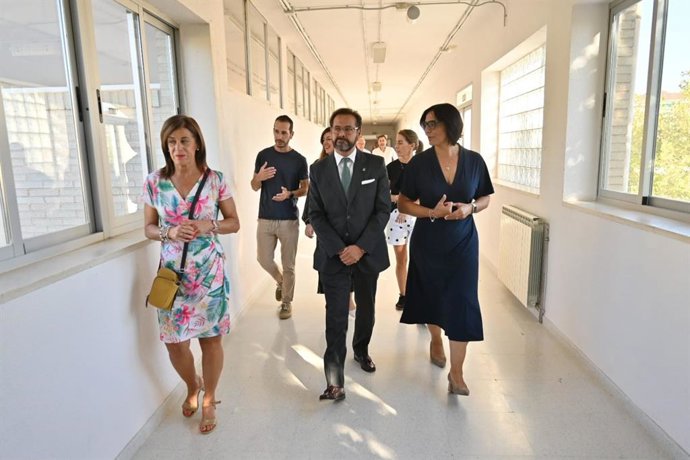 El delegado de la Junta en Granada, Antonio Granados, y la delegada de Educación, María José Martín.