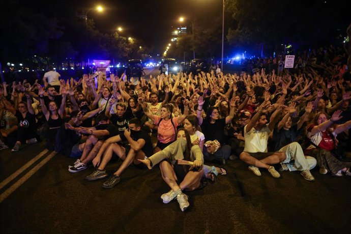 Decenas de personas durante una concentración frente al ático de Chamberí tras el desahucio de Maricarmen, a 23 de septiembre de 2026, en Madrid (España). Activistas antidesahucios de la Comunidad de Madrid han convocado una concentración frente al ático 