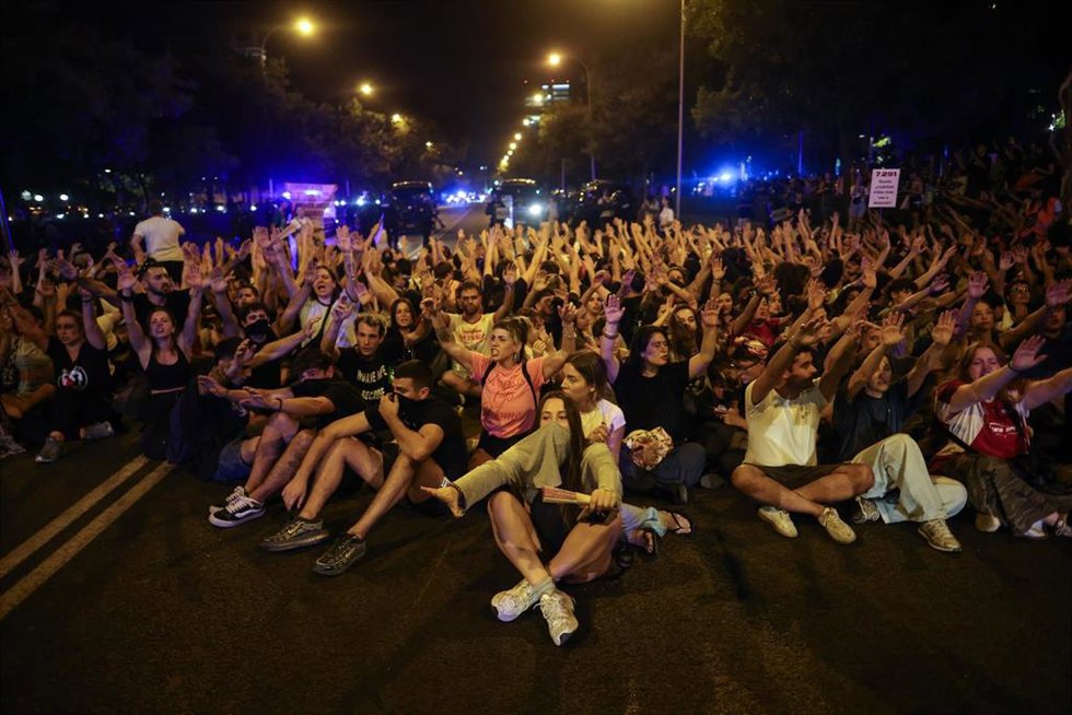 Decenas de personas durante una concentración frente al ático de Chamberí tras el desahucio de Maricarmen, a 23 de septiembre de 2026, en Madrid (España). Activistas antidesahucios de la Comunidad de Madrid han convocado una concentración frente al ático 