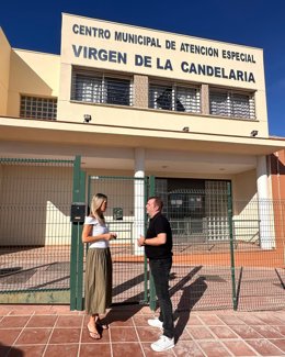 La parlamentaria andaluza del PSOE Patricia Alba y el concejal socialista en el Ayuntamiento de Alhaurín de la Torre Fernando Pérez frente al Centro Virgen de la Candelaria del municipio