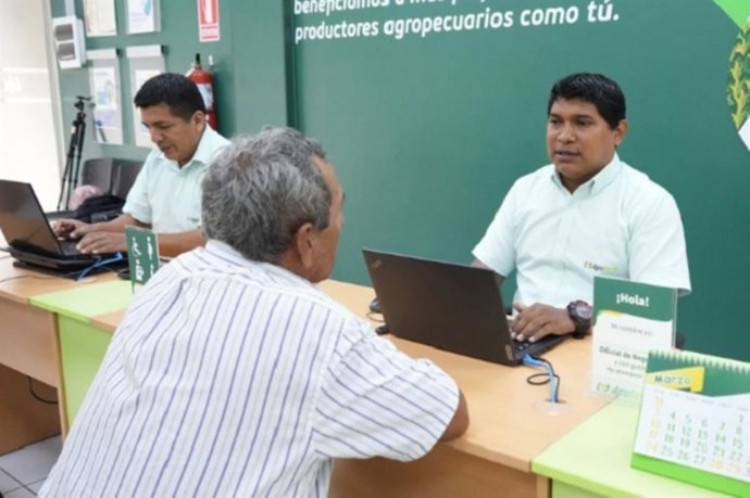 Archivo - Agricultor en oficina de Agrobanco.