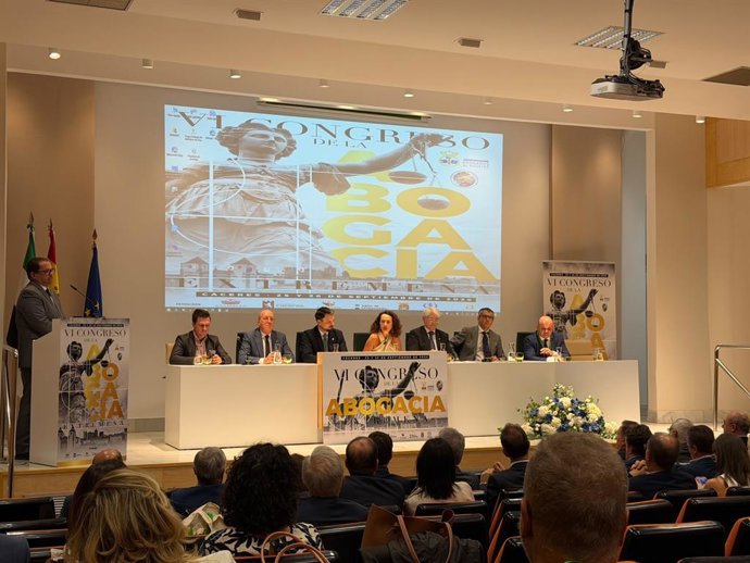 El vicepresidente y consejero de Presidencia de la Junta de Extremadura, Abel Bautista, junto a otras autoridades en la inauguración del Congreso de la Abogacía que se celebra en Cáceres
