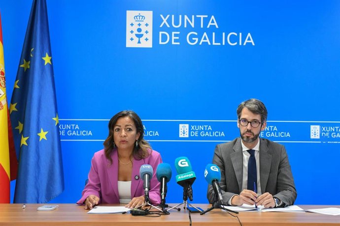 La conselleira do Mar, Marta Villaverde, con el secretario general de Anfaco, Roberto Alonso