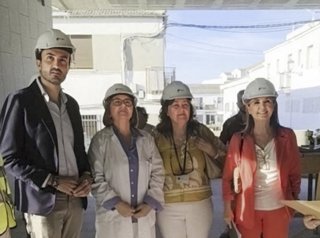 María Jesús Campos (dcha.) e Isaac Reyes (izda.), durante su visita a las obras del nuevo centro de salud de Villanueva de Córdoba.