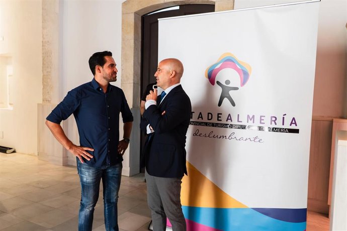 Alberto Contador y el presidente de la Diputación de Almería, José Antonio García Alcaina, durante la presentación de la nueva campaña promocional de 'Costa de Almería'.