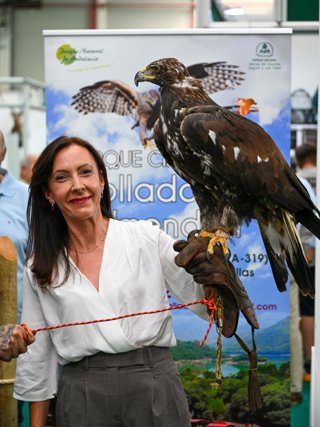 La consejera de Sostenibilidad y Medio Ambiente, Fina Martínez, en la Feria de Caza y Pesca de la Provincia de Jaén (Ibercaza) 2026.
