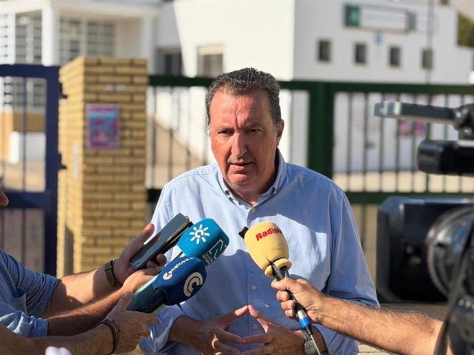 El presidente del PP de Huelva, Manuel Andrés González, este viernes en rueda de prensa en Lepe.