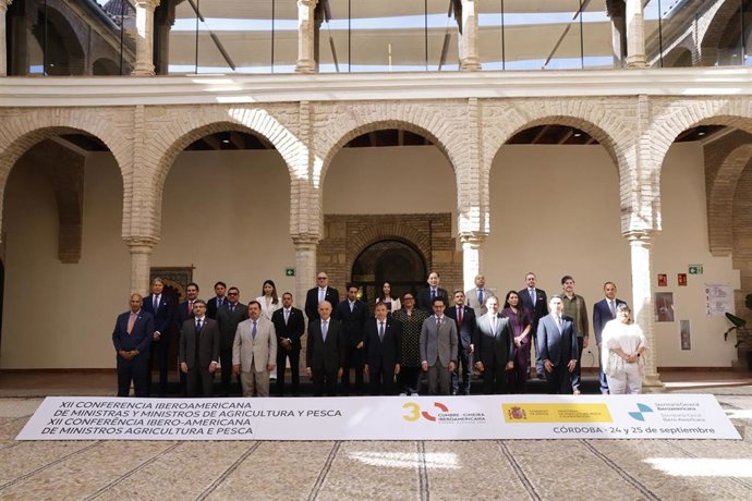 El ministro de Agricultura, Pesca y Alimentación, Luis Planas (c), preside la foto de familia de la la XII Conferencia Iberoamericana de Ministros de Agricultura y Pesca celebrada en Córdoba.