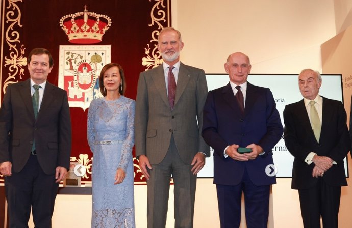 Fotografía de Su Majestad el Rey tras hacer la entrega a Almine y Bernard Ruiz-Picasso de la distinción como “Valedor del Hispanismo 2026”