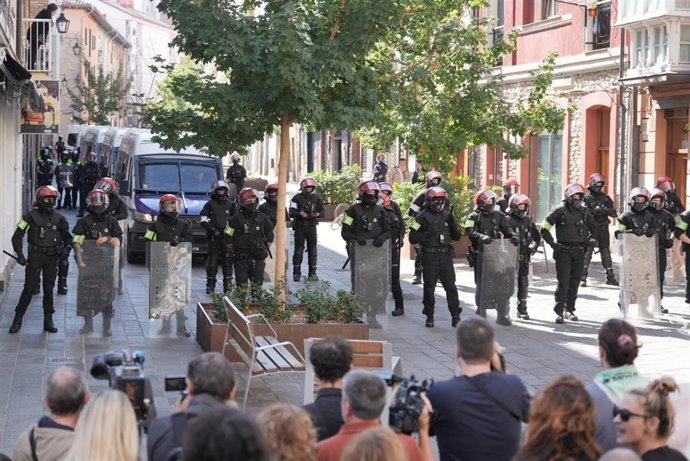 Imágenes del desahucio de una familia en Vitoria