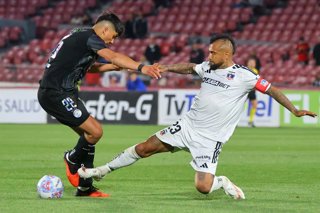 Futbol, Audax Italiano vs Colo Colo. Octavos de Final, Copa Chile 2026. El jugador de Colo Colo Arturo Vidal, derecha, disputa el balon contra Damian Pizarro de Audax Italiano durante el partido de ida de la Copa Chile disputado en el estadio Nacional de