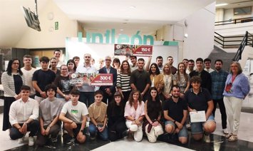 Foto de familia de participantes premiados y profesores.