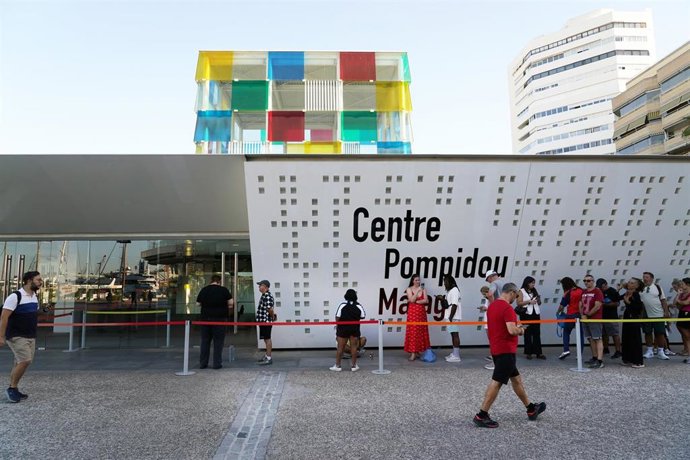 Colas en el Centro Pompidou de Málaga.