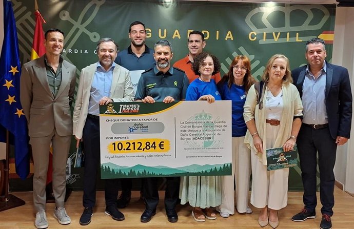 Patrocinadores, organizadores y miembros de la Guardia Civil con el cheque entregado a Adacebur.