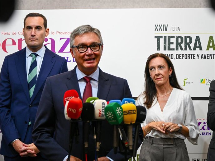El vicepresidente segundo y consejero de Turismo, Justicia, Desregulación y Administración local, Manuel Gavira, atiende a los medios en la inauguración de Tierra Adentro