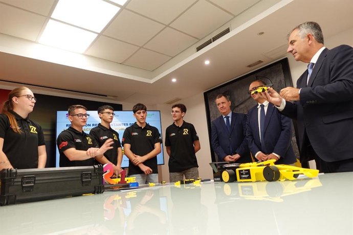 El consejero Juan María Vázquez recibe a los integrantes del equipo Lemon Racing, de la academia MMMacademy de Alcantarilla, que representará a España en el Mundial de ingeniería STEM Racing