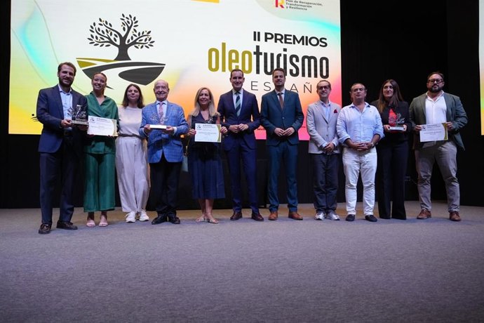 Foto de familia con galardonados de los  II Premios Oleoturismo España
