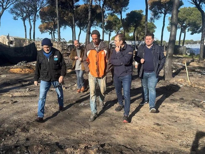 Imagen de archivo de una visita del diputado provincial de La Izquierda de Huelva --Izquierda Unida, Verdes-Equo, Podemos e Iniciativa--, Marcos Toti, a un asentamiento de la provincia.