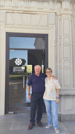 La directora de la sede de La Rábida de la Universidad Internacional de Andalucía (UNIA), María de la O Barroso, y el presidente de la Federación Española de Asociaciones de Antiguos Alumnos y Amigos de la Universidad, Antonio José Redondo.