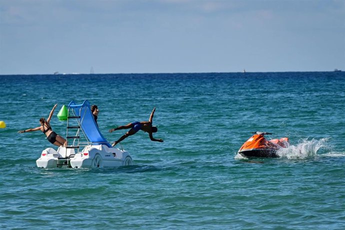 El Ayuntamiento simula un accidente náutico entre un velomar y una moto acuática en una zona de baño de Playa de Palma