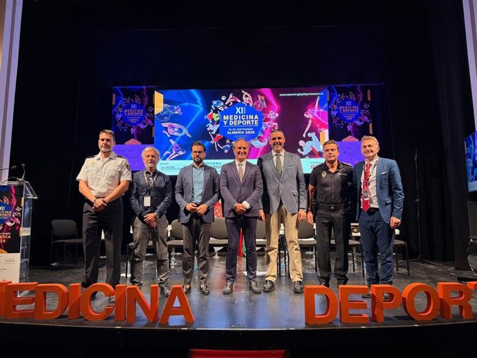 Inauguración de la XI Reunión 'Medicina y Deporte' en el Teatro Apolo de Almería.