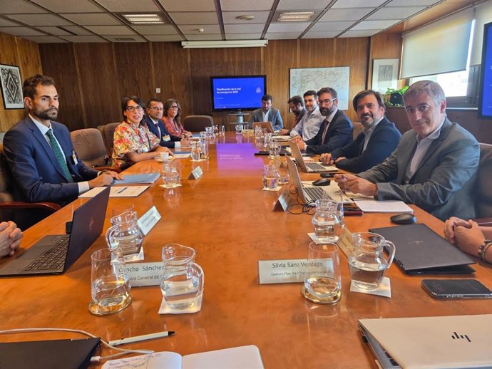 El secretario de Estado de Energía, Joan Groizard, se reúne con la conselleira de Economía e Industria, María Jesús Lorenzana