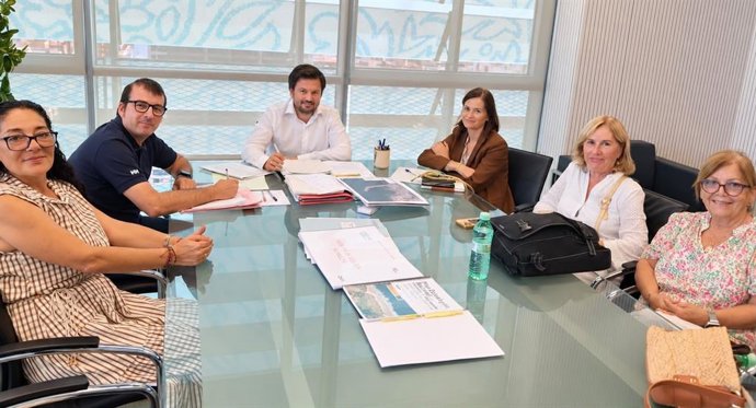 El director general de Costes, Ports i Aeroports, Marc García Manzana en una reunió de treball amb l'Associació de Veïns de la Illa de Tabarca