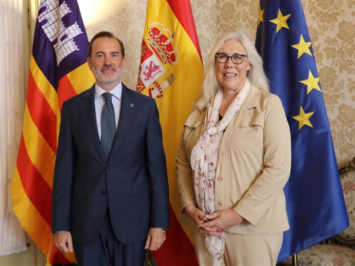 El presidente del Parlament, Gabriel Le Senne, y la cónsul de Alemania en Baleares, Angelika Saake.