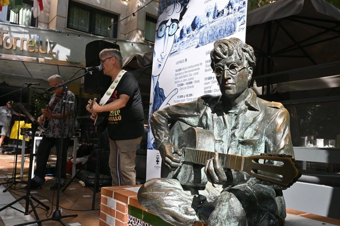 Estatua de John Lennon durante la presentación de las II Jornadas John Lennon en Almería.