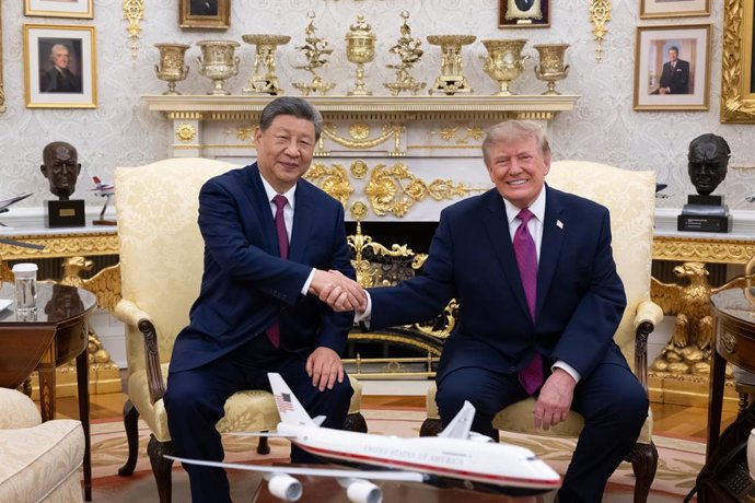 WASHINGTON, 24 de setembro de 2026  -- O presidente chinês Xi Jinping mantém conversas em grupo restrito com o presidente dos EUA, Donald Trump, no Salão Oval, após uma cerimônia de boas-vindas na Casa Branca, em Washington, D.C., nos Estados Unidos, em 2