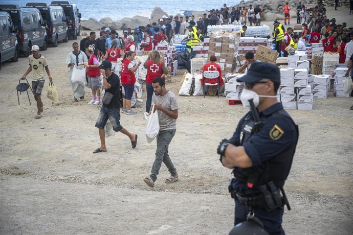 La Cruz Roja reparte comida y bebida en la playa del Trampolín bajo vigilancia de la Policía Nacional