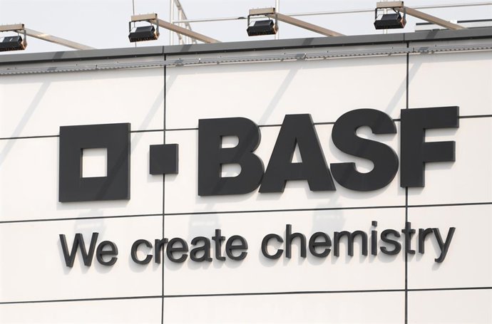 Archivo - ZHANJIANG, March 26, 2026  -- This photo taken on March 26, 2026 shows the logo of BASF at its integrated site in Zhanjiang City, south China's Guangdong Province.   German chemicals giant BASF on Thursday put its massive production complex in G
