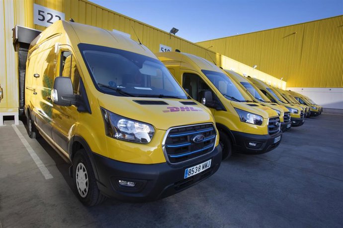 Archivo - Furgonetas de DHL Express