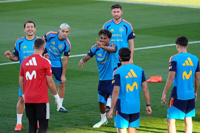 Los jugadores de la selección española durante un entrenamiento previo al partido ante Inglaterra.