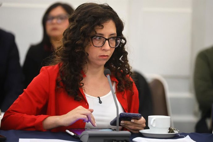 Santiago, 4 de mayo de 2026. La Comision Hacienda de la Camara de Diputados recibe las respuestas del Ejecutivo a preguntas respecto del proyecto de ley de reconstruccion nacional. Jonnathan Oyarzun/Aton Chile