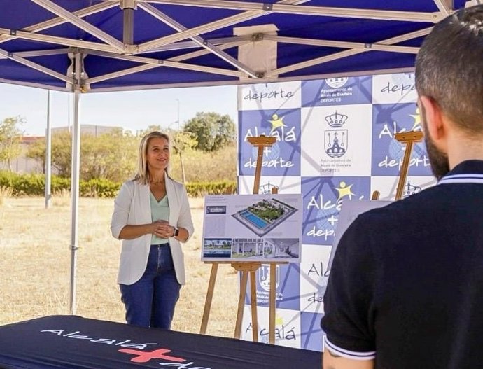 La alcaldesa de Alcalá de Guadaíra (Sevilla), Ana Isabel Jiménez, visitando el solar donde se construirá la segunda piscina pública.