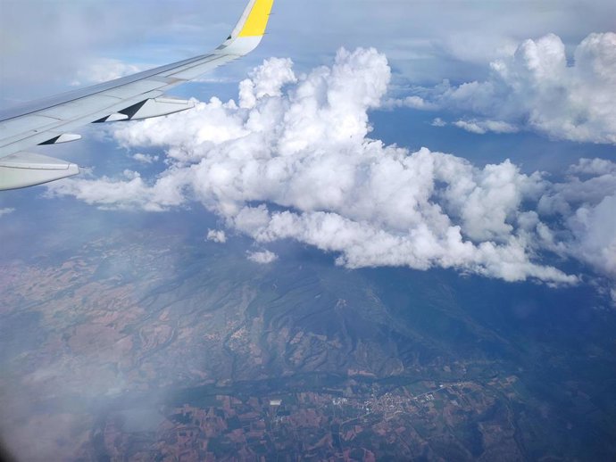 Archivo - Algunas nubes sobre Bizkaia