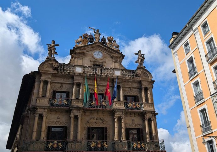 Archivo - Fachada del Ayuntamiento de Pamplona