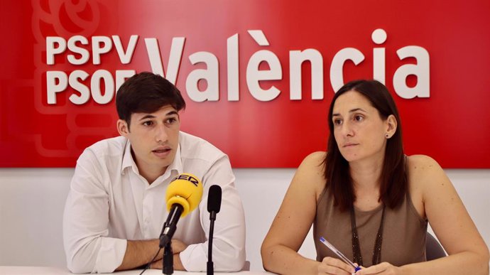 El portaveu del PSPV-PSOE en l'Ajuntament de València, Borja Sanjuan, i l'edil d'aquesta formació Elisa Valia, en roda de premsa.