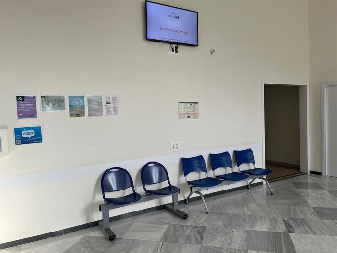 Archivo - Sala de espera de un centro sanitario de Almería.