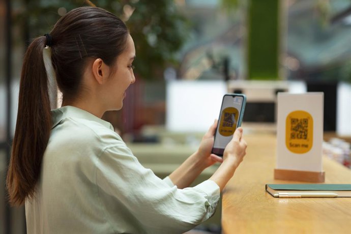 Archivo - Arquivo - Mulher escaneando um código QR de um restaurante.