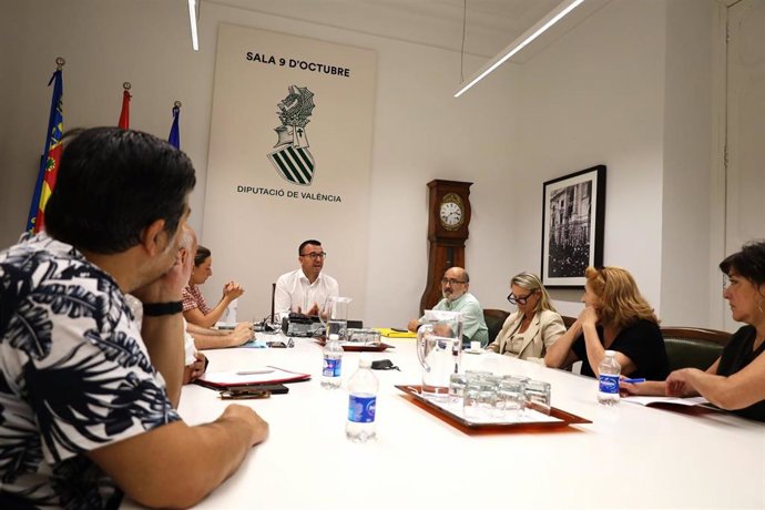 El presidente de la Diputación de Valencia, Vicent Mompó, se ha reunido este viernes con los responsables de la Asociación de Empresas de Artes Escénicas de la Comunitat Valenciana (AVETID).